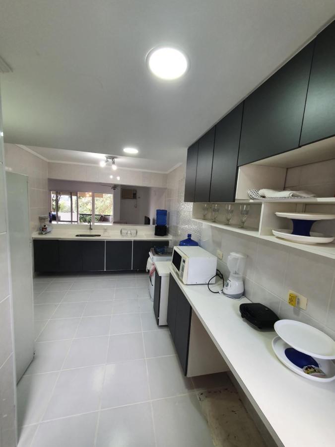 Apartamento até 10 pessoas na enseada Guarujá em condomínio clube praia piscinas salão jogos quadra futebol campo parquinho brinquedos Wi-fi Home office Exterior foto