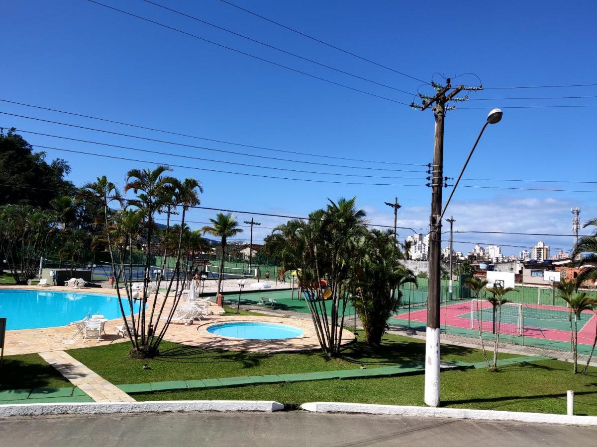 Apartamento até 10 pessoas na enseada Guarujá em condomínio clube praia piscinas salão jogos quadra futebol campo parquinho brinquedos Wi-fi Home office Exterior foto